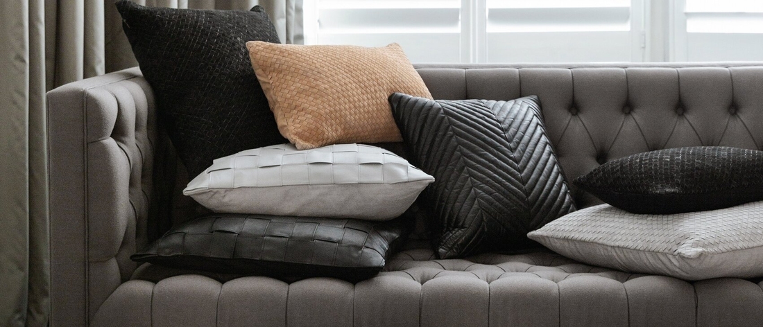 Cum să alegi pernele decorative pentru o canapea