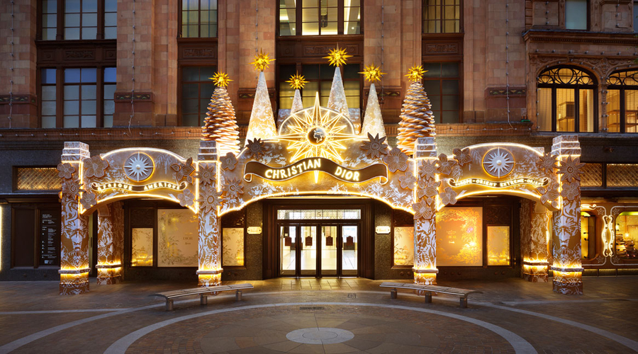 The Fabulous World of Dior și Enzo De Gasperi: Cum casele de modă setează tendințele în decorațiunile de Crăciun
