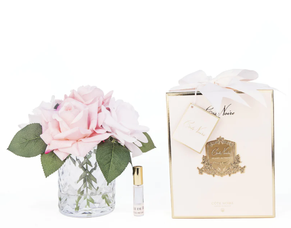 Buchet parfumat de 5 trandafiri în vaza transparenta