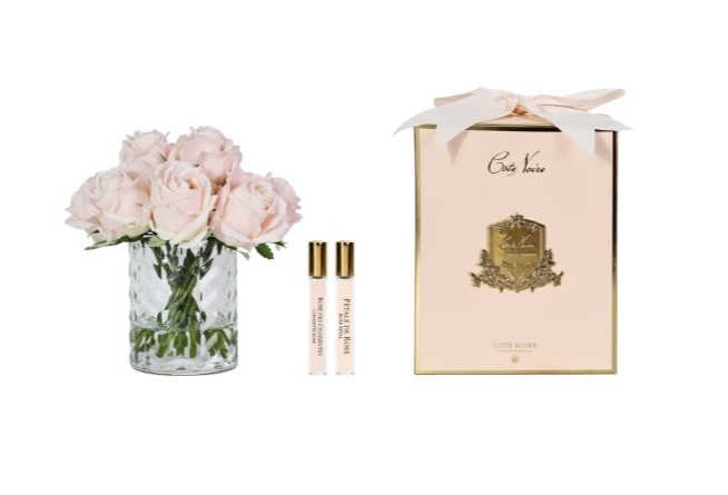 Perfumed bouquet of 11 roses in clear vase