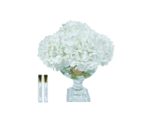 Parfumed bouquet of 7 hydrangeas in transparent vase