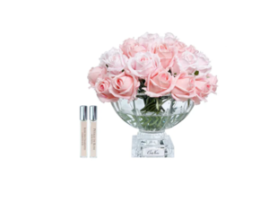 Parfumed bouquet of roses in transparent vase