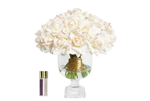 Parfumed bouquet of 31 roses in clear vase Versailles