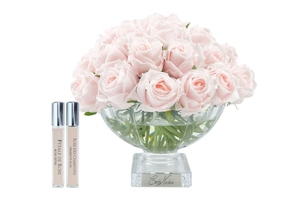 Parfumed bouquet of French roses in transparent vase